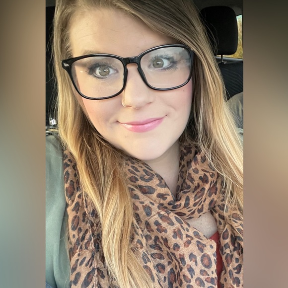 Meet your Posher, Taylor - Picture 2 of 5